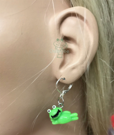 Oeteldonk oorbellen met liggende kikkertjes
