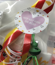 Oeteldonks baby cadeauset rompertje, mutsje en rammelaar newborn Méske