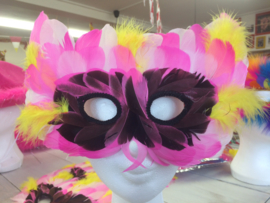 Venitiaans masker met roze wit gele veertjes