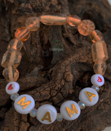 Taupe kleurige glaskralen armband met tekst : ' ♥MAMA♥'