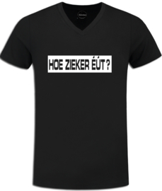 Zwart festival t-shirt V-hals met opdruk " Hoe zieker eut? "