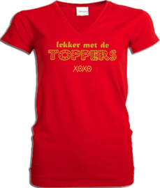Toppers  in Concert 2021 t-shirt dames rood V hals "Lekker met de Toppers hartjes en XOXO"