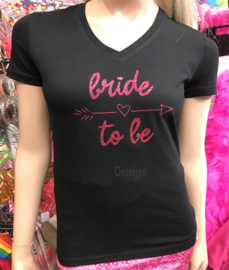 t-shirt vrijgezel "Bride to be" dames zwart met fuchsia glitter opdruk pijltje