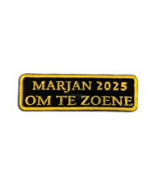Geborduurd embleem met eigen naam 2025 "om te zoene"