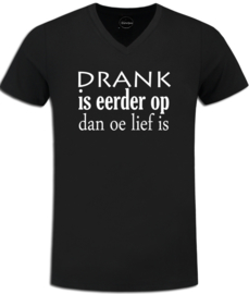 Zwart festival t-shirt V-hals met opdruk "Drank is eerder op dan oe lief is"