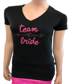 t-shirt vrijgezel "Team Bride" dames V-hals zwart met fuchsia glitter opdruk pijltje