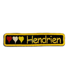 Geborduurd embleem met rood wit gele hartjes en eigen naam