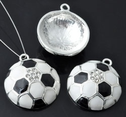 Metalen hanger voetbal met epoxy en strass ± 31x26mm (oogje ± 2,5mm)