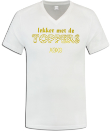 Toppers  in Concert 2021 t-shirt dames wit  V hals met bedrukking "Lekker met de Toppers hartjes en XOXO"