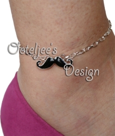 Metalen moustache snor met epoxy ± 13,5x48mm met 2 oogjes (± 3mm)