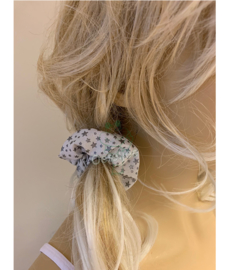 Scrunchie "wit met zilveren sterretjes"