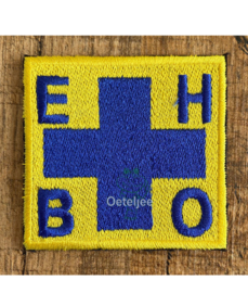 EHBO embleem met blauw kruis en tekst EHBO