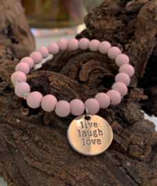 Oudroze armband met tekstbedel : 'live laugh love'