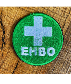 EHBO embleem rond met wit kruis en tekst EHBO