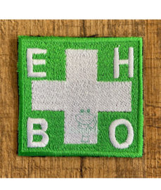 EHBO embleem vierkant met tekst EHBO en wit kruis