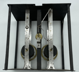 VIII Antiek incompleet comtoise uurwerk