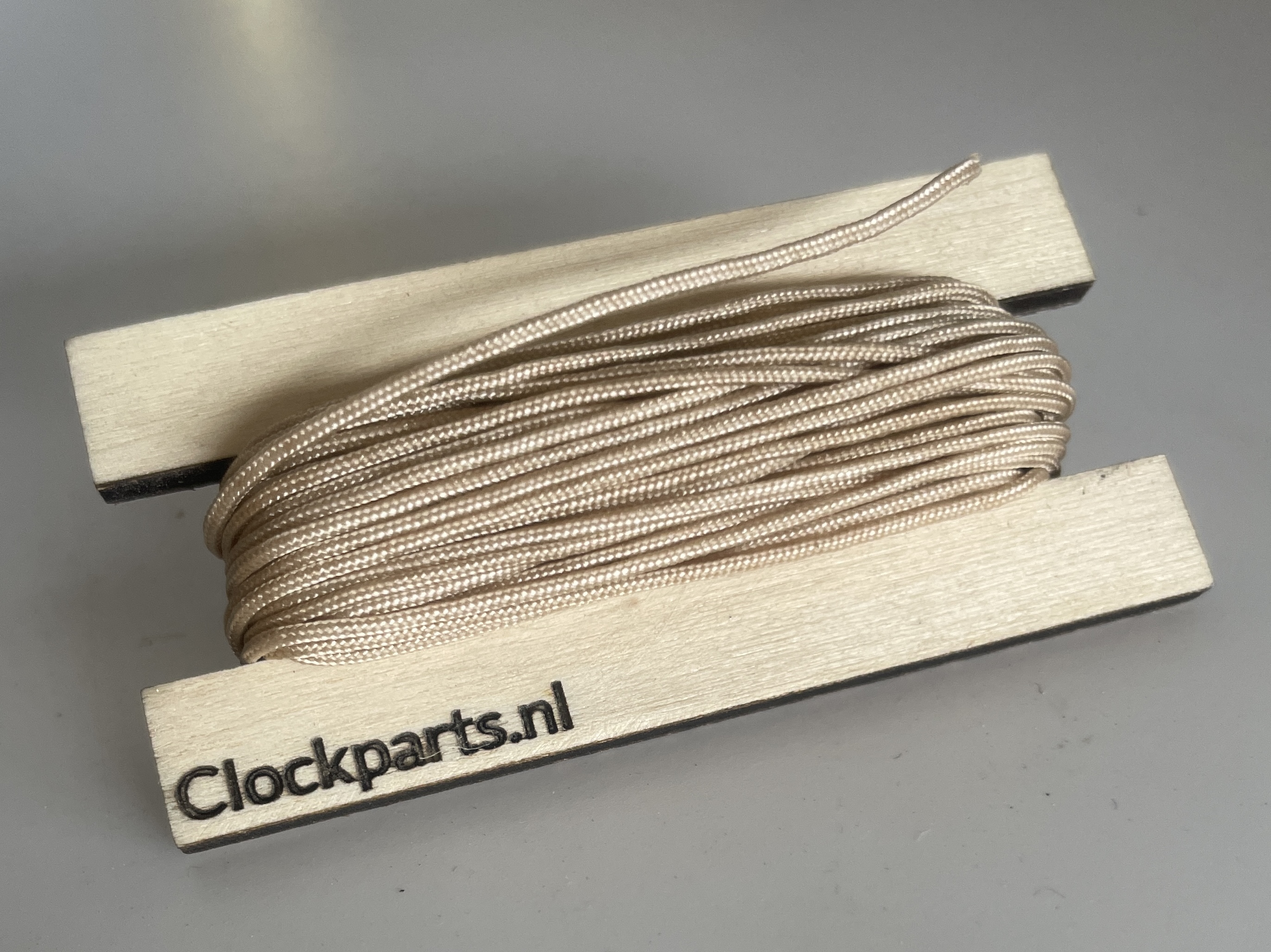 R47 Synthetisch koord, geweven, Beige, dikte 0.80 mm/L. 6,4 meter