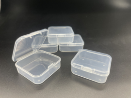 D524. Set van 5 plastic doosjes (deksel met scharnier)  55 x 55 x 20mm