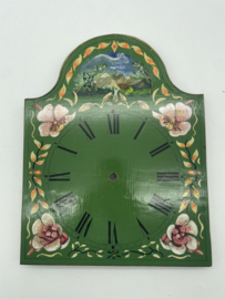 sw.040 antieke Schwartzwalder/appelklok wijzerplaat met floraal decor en een aanzicht van een berg