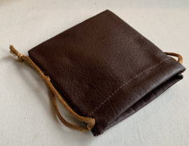 Z07 Bruin imitatieleren zakje voor kloksleutels of steentjes, 10,5 x 7,5 cm