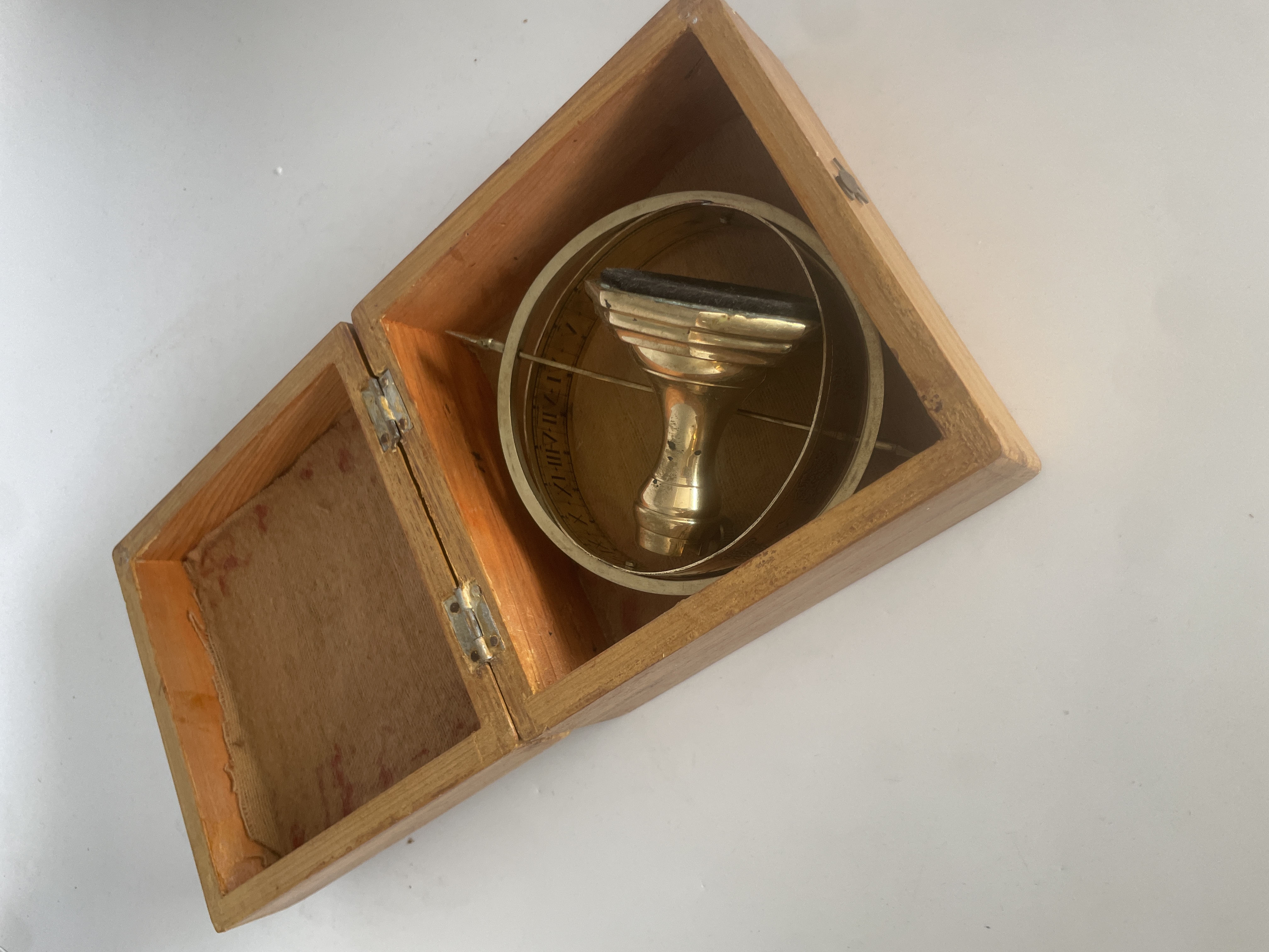 Zonnewijzer, tafelmodel, hoogte ca 20 cm