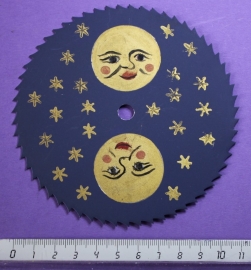 mn-6 Metalen maanschijf met lachende manen en sterren 112 mm