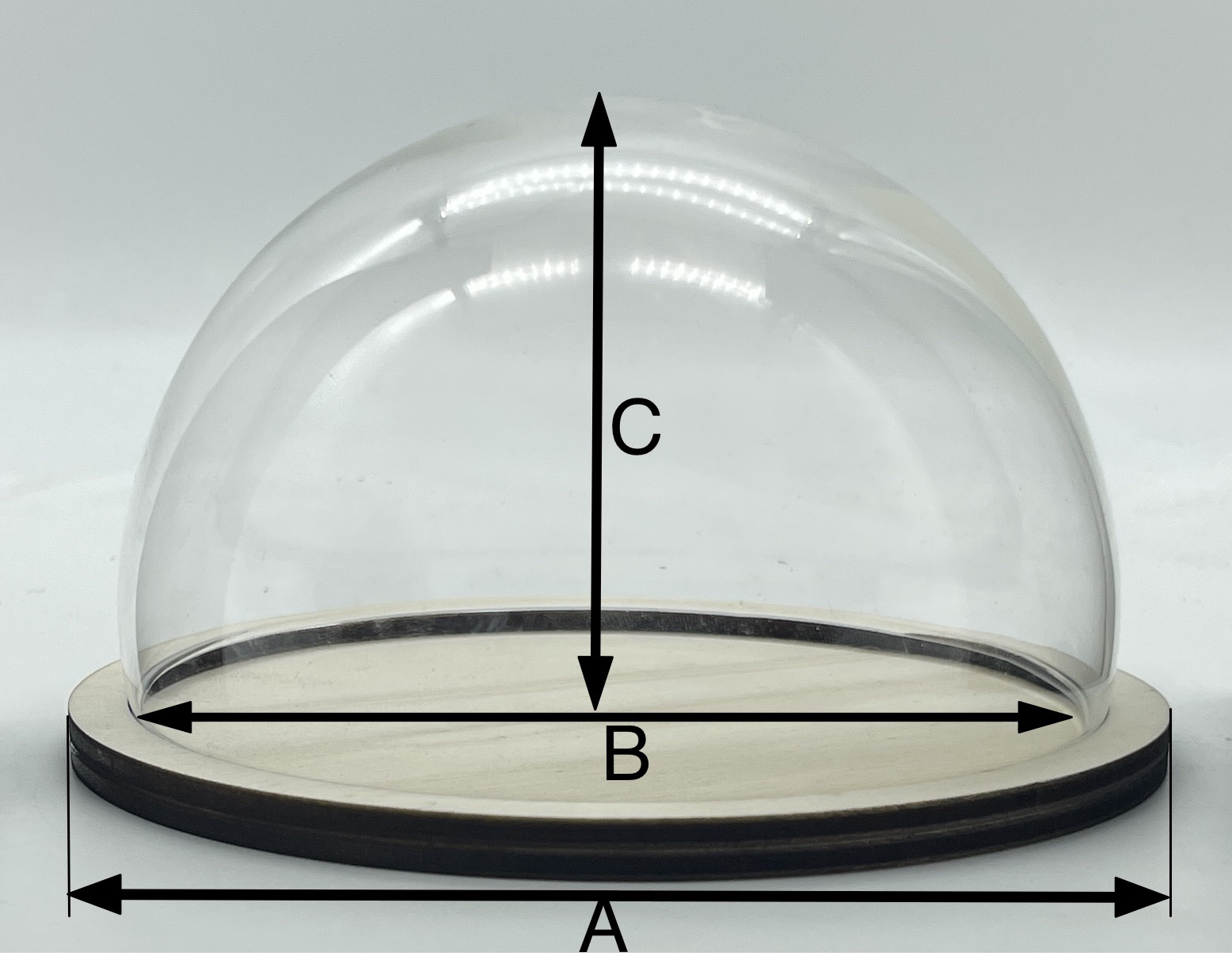 Glazen stolp (halve bol) met blank houten voet voor kleine ornamenten 100/130 mm