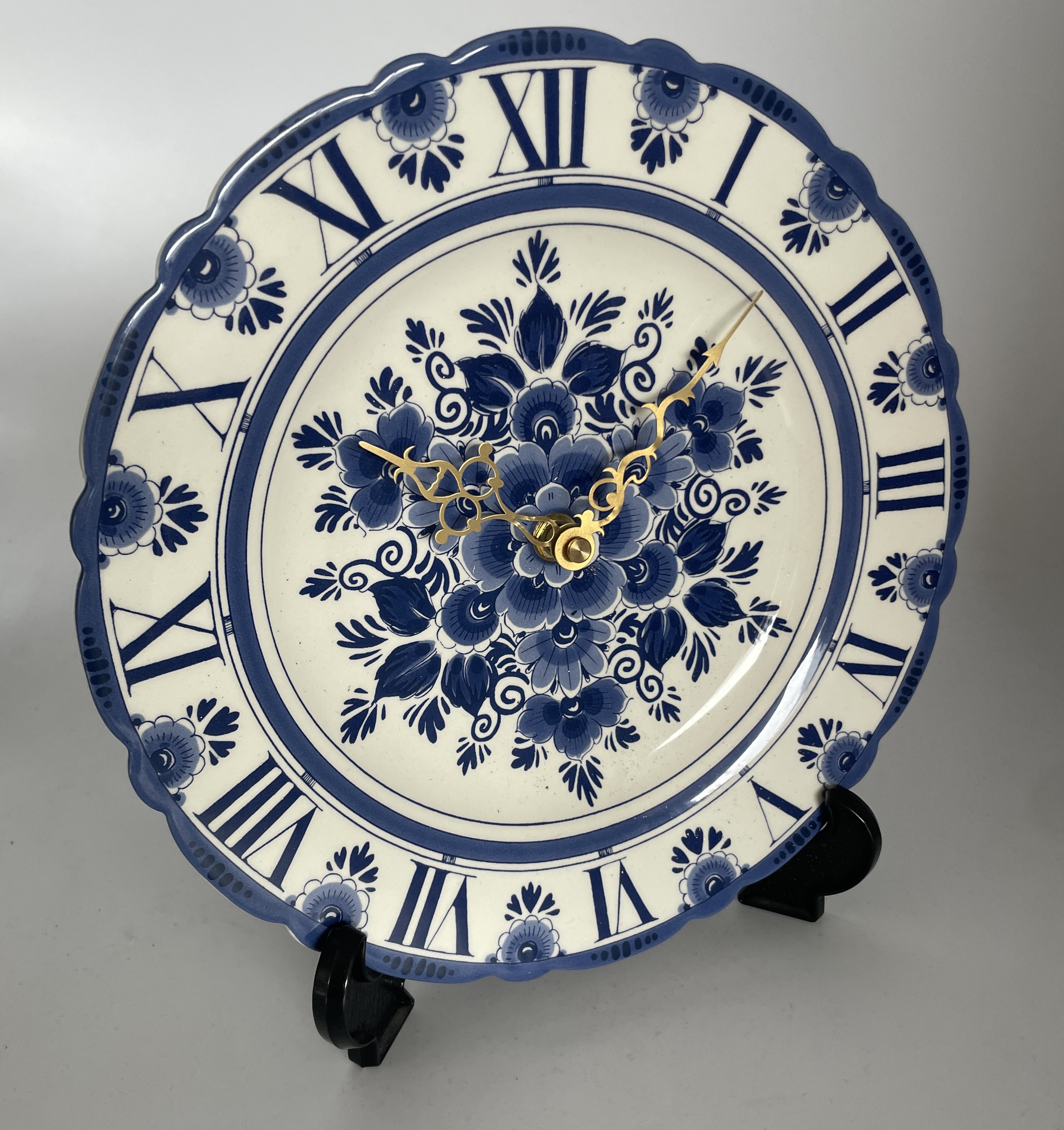 Delfts Blauw bord met Romeinse cijfers en uurwerk 25 cm