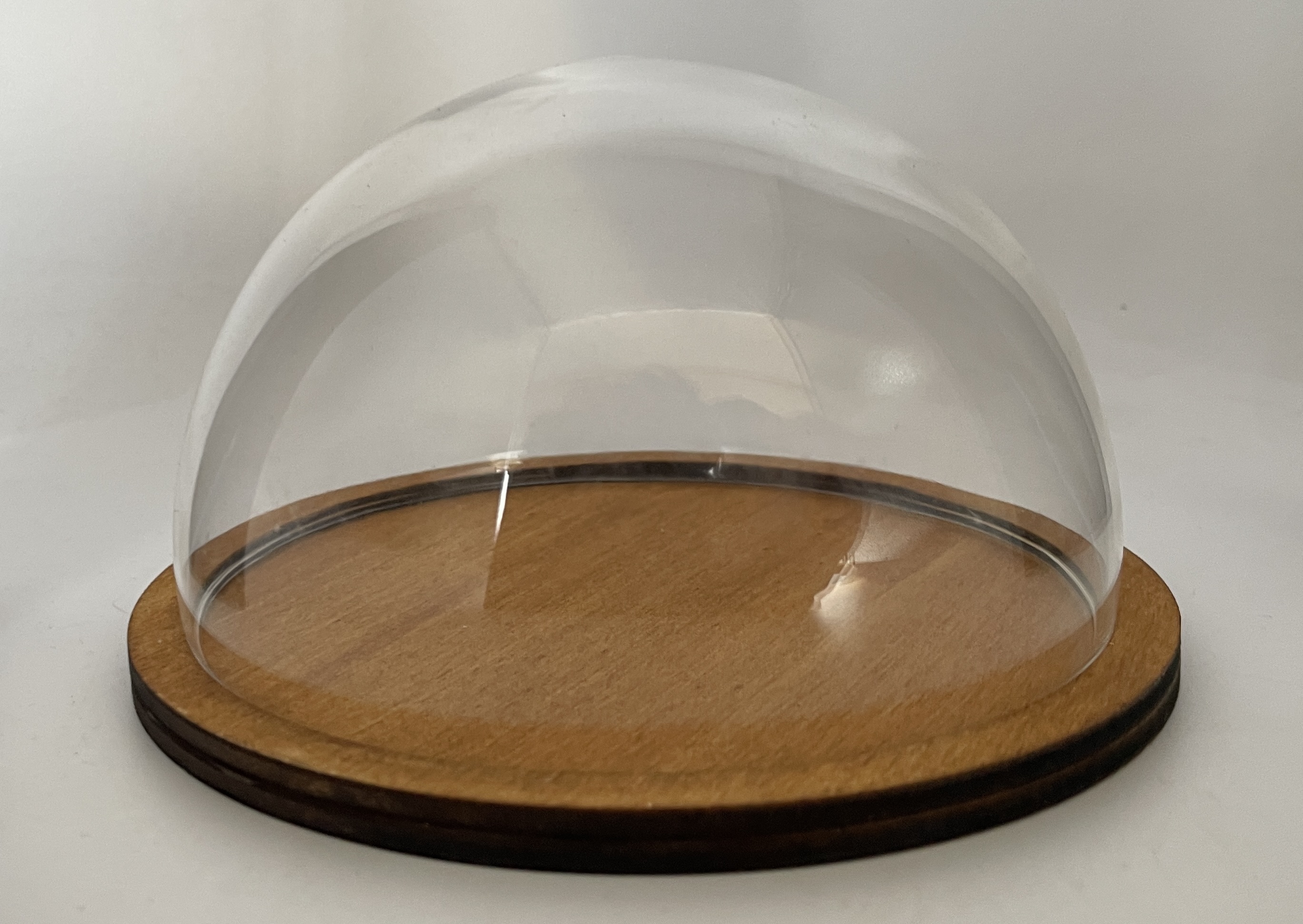 Glazen stolp (halve bol) met gebeitste houten voet voor kleine ornamenten 100/130 mm