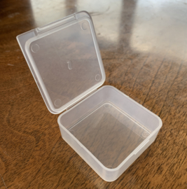 D49. Set van 10 plastic doosjes (deksel met scharnier)  45 x 45 x 13 mm