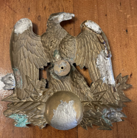 Antiek geperst koperen ornament in de vorm van een adelaar met wereldbol en pijlen