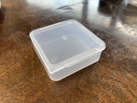 D49. Set van 10 plastic doosjes (deksel met scharnier)  45 x 45 x 13 mm