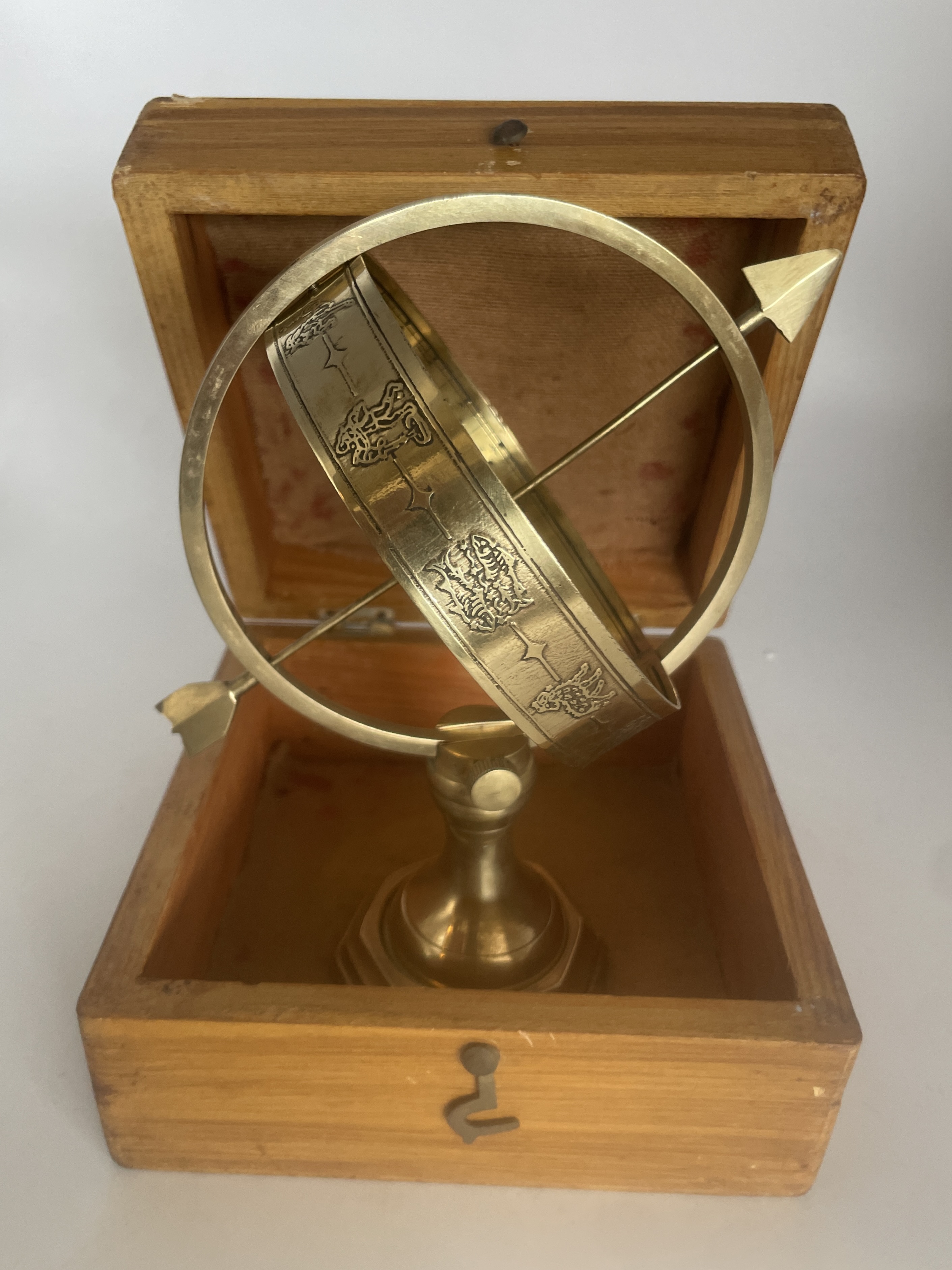 Zonnewijzer, tafelmodel, hoogte ca 20 cm