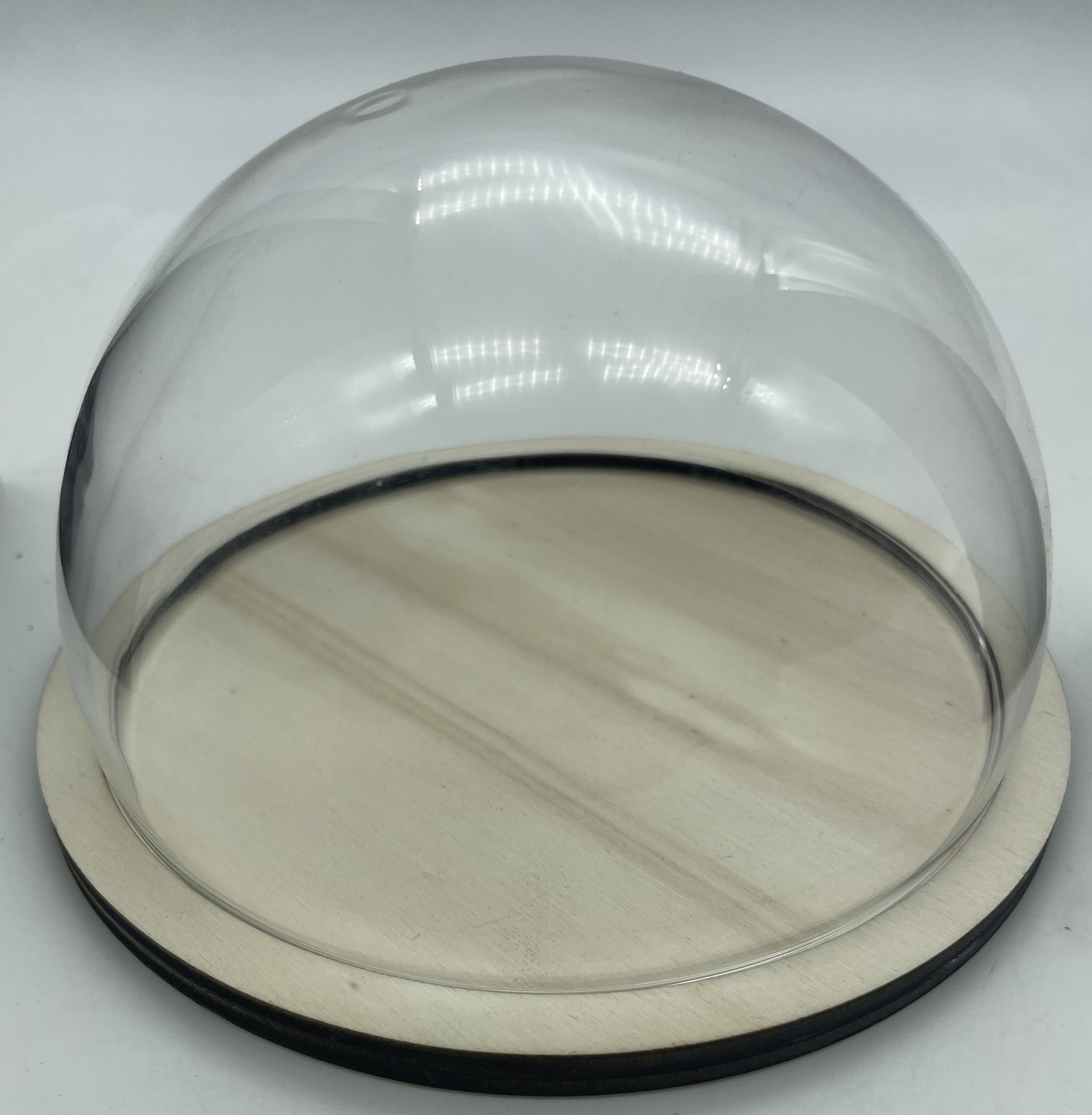 Glazen stolp (halve bol) met blank houten voet voor kleine ornamenten 100/130 mm