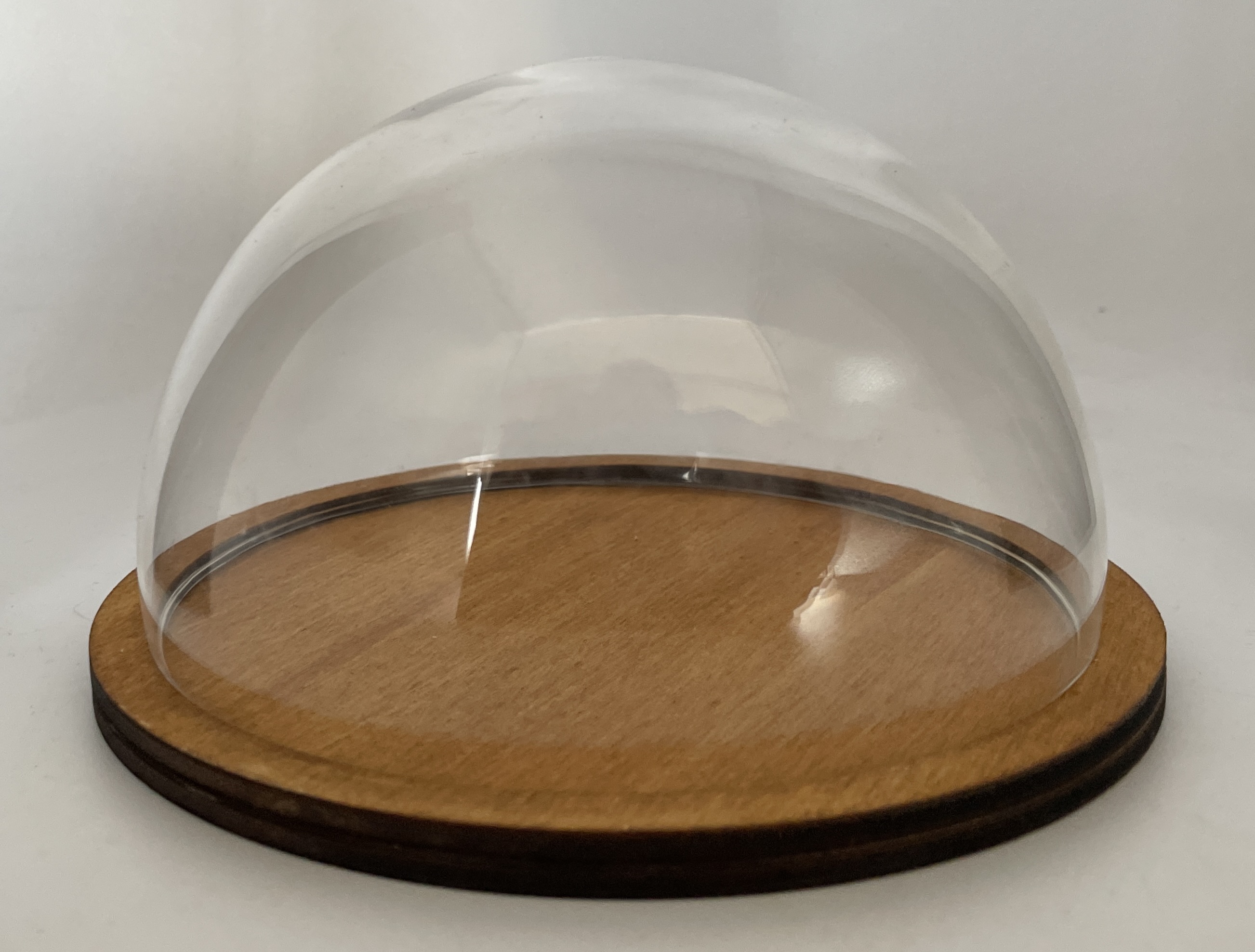 Glazen stolp (halve bol) met gebeitste houten voet voor kleine ornamenten 100/130 mm
