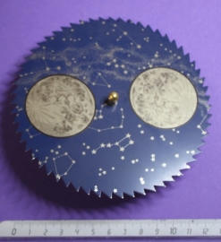 mn-7 Aluminium maanschijf met gedetailleerd afgedrukte manen en sterrenbeelden 129 mm