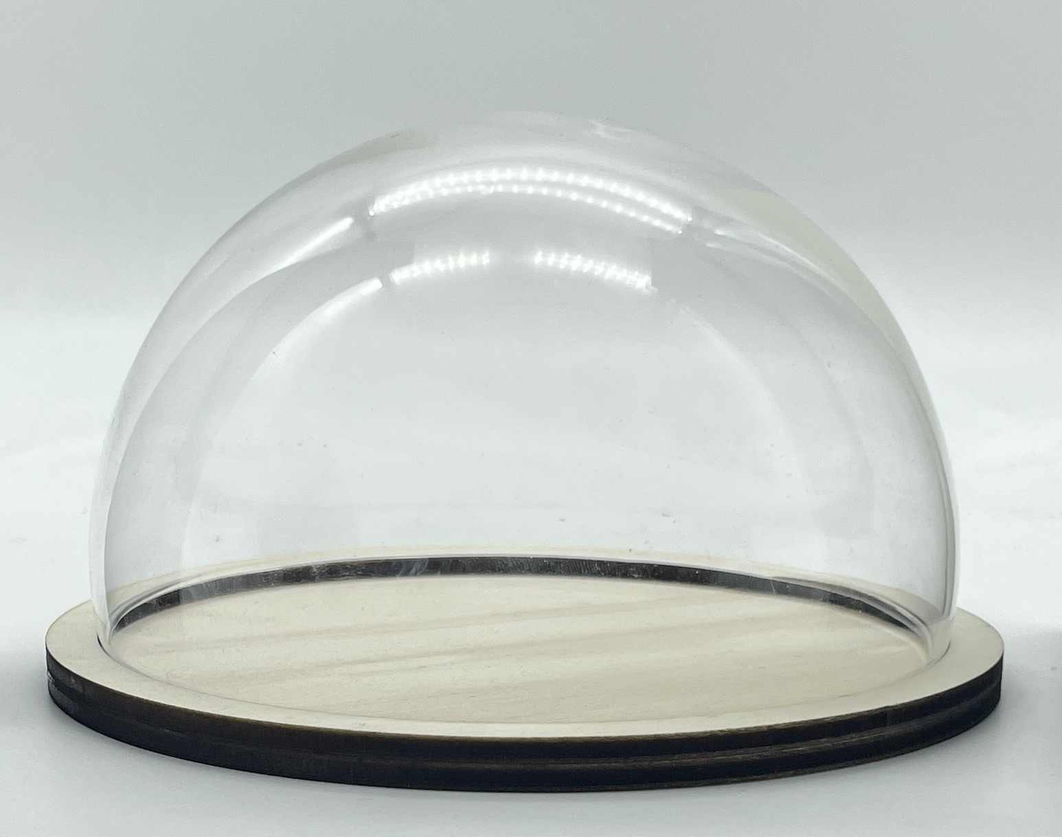 Glazen stolp (halve bol) met blank houten voet voor kleine ornamenten 100/130 mm