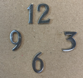 113.81 set van 4 hoogglans verchroomde cijfers, bestaande uit 3,6,9 en 12, hoogte ca 16 mm