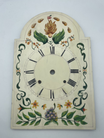 sw.047 antieke Schwartzwalder/appelklok wijzerplaat met floraal decor en onderop een tros druiven