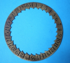 dt.003 Oude messing datumring met geëtste en gezwarte cijfers 135 mm