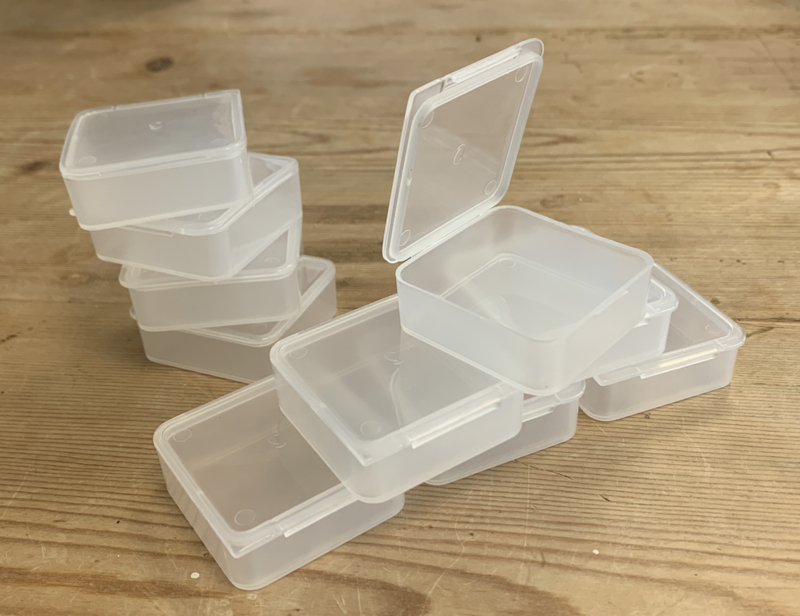 D49. Set van plastic doosjes met scharnier) 45 45 x 13 mm | Assortimentdozen en | Clockparts.nl