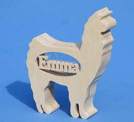 Sparbüchse Spardose Modell Alpaca mit eigenem Namen aus Holz als Mutterschaftsgeschenk.