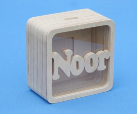Spaarpot van hout met eigen naam model Vierkant.