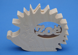 Sparbüchse Spardose Modell Igel mit eigenem Namen aus Holz als Mutterschaftsgeschenk.