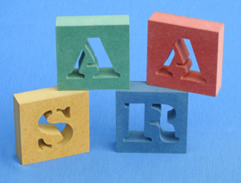 Letterblokken van verschillend gekleurd 19 mm dik Valchromat.
