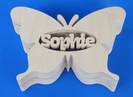 Sparbüchse Spardose Modell Schmetterling 2 mit eigenem Namen aus Holz als Mutterschaftsgeschenk.