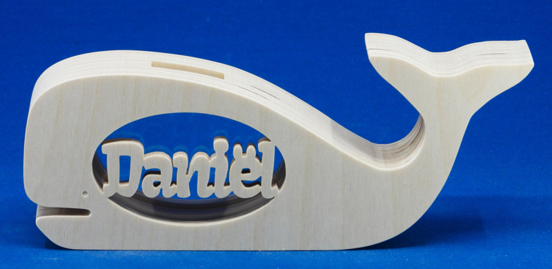 Sparbüchse Spardose Modell Walfisch 2 mit eigenem Namen aus Holz als Mutterschaftsgeschenk.
