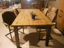 Eethoek .eettafel 200x 100blad massief eiken met 4 stoelen    een tijdelijk aanbieding