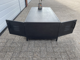 MMB024 industriële  Salontafel metaal met deuren nu voor een actie prijs