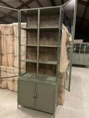 Como 95 vitrinekast metaal groen /glas exclusief model 95 breed voor de laagste prijs
